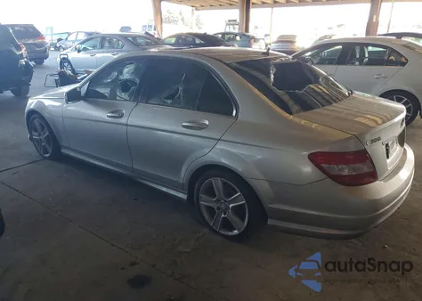 2010 Mercedes-Benz C 300 z USA, uszkodzony, nr VIN WDDGF5EB2AR131793